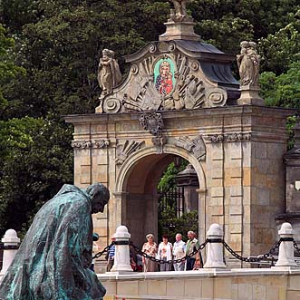 Pomnik Stefana Wyszyńskiego przed Klasztorem Jasnogórskim